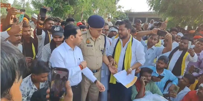 Barabanki News : करंट से झुलसे युवक की मौत, आक्रोशित ग्रामीणों ने सड़क पर शव रख किया प्रदर्शन, काटा हंगामा