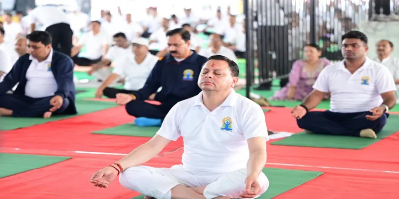International Yoga Day : CM धामी ने बनबसा में किया सामूहिक योगाभ्यास, योग को बताया स्वस्थ और संतुलित जीवन का आधार