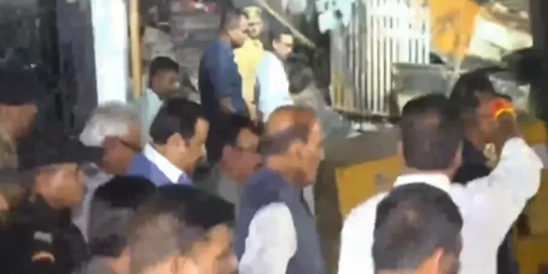Lucknow Fire Tragedy : लखनऊ पहुंचे रक्षामंत्री राजनाथ सिंह, घटनास्थल का लिया जायजा, पीड़ितों से भी करेंगे मुलाकात
