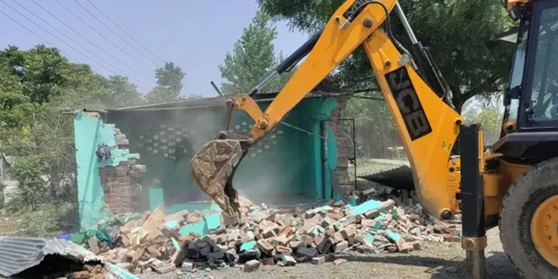 Uttrakhand News: देहरादून में मजार समेत दूसरे अवैध निर्माण ध्वस्त, राजस्व विभाग की कार्रवाई से हड़कंप