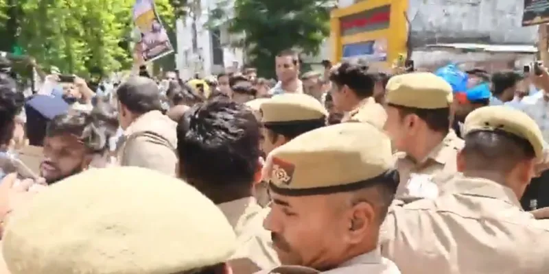 लखनऊ में नीट और पेपर लीक पर महासंग्राम: राजभवन घेराव के दौरान पुलिस और NSUI कार्यकर्ताओं में तीखी झड़प, लाठीचार्ज में छात्र बेहोश