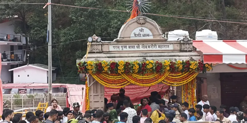 Kaichi Dham Foundation Day: बाबा नीम करौली के दर्शन को उमड़ा जनसैलाब, दोपहर तक 1 लाख से अधिक भक्तों ने टेका मत्था