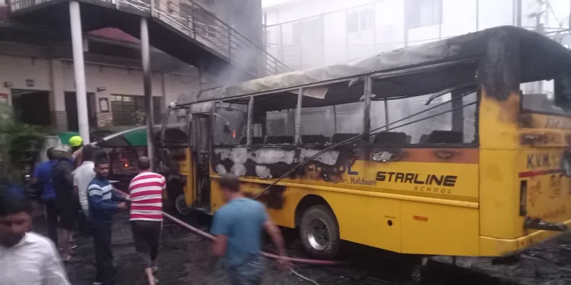 Haldwani News: हल्द्वानी के KVM स्कूल में भीषण आग, दो बसें जलकर राख, जनरेटर भी हुआ क्षतिग्रस्त