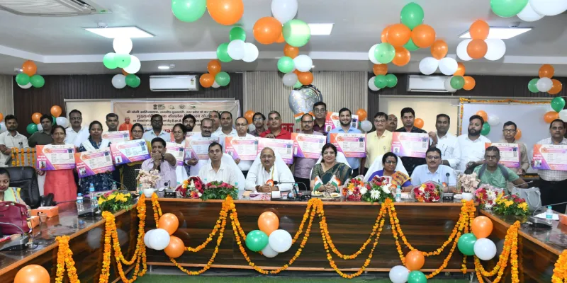 बाराबंकी में 'मुख्यमंत्री शिक्षक कैशलेस चिकित्सा योजना' का शुभारंभ, शिक्षकों को मिले कैशलेस कार्ड; एमएलसी बोले- निश्चिंत होकर करें राष्ट्र निर्माण