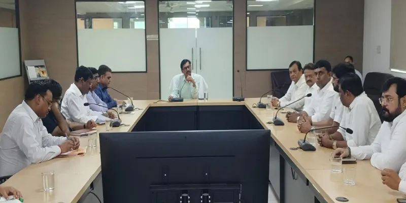 सिंगल यूज़ प्लास्टिक के दुष्प्रभावों और व्यवहारिक विकल्पों पर चर्चा को बैठे व्यापारी और अफसर