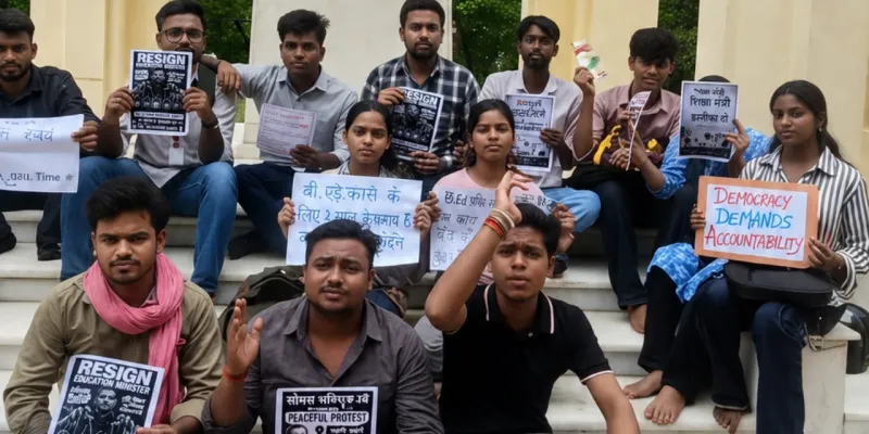 लखनऊ में छात्रों का प्रदर्शन: गांधी प्रतिमा पर धर्मेंद्र प्रधान के इस्तीफे की मांग, सोनम वांगचुक के समर्थन में उठी आवाज