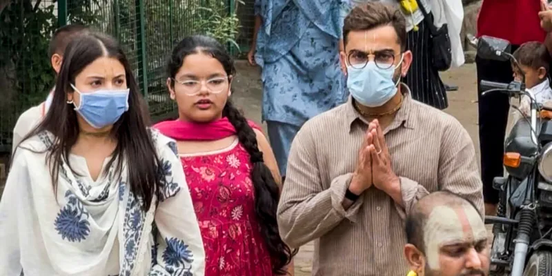 विराट-अनुष्का फिर पहुंचे वृंदावन, गुरु पूर्णिमा से पहले प्रेमानंद महाराज का लिया आशीर्वाद, नंगे पैर कीचड़ में चलते आए नजर