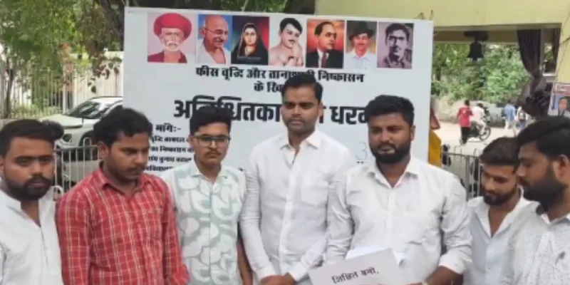 LU Fee Hike Protest: फीस वृद्धि और निष्कासन के विरोध में छात्रों का आंदोलन तेज, 37वें दिन धरने में पहुंचे सांसद पुष्पेंद्र सरोज