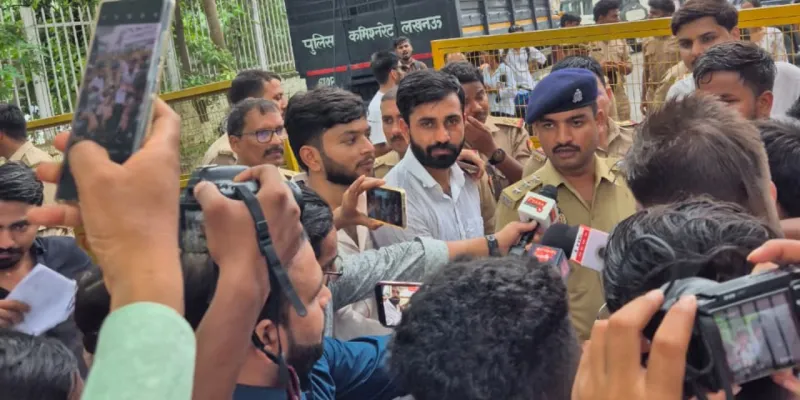  Lucknow University में पेपर लीक को लेकर छात्रों का प्रदर्शन, पुलिस से धक्का-मुक्की, गैर भाजपा सरकारों के शिक्षा मंत्रियों से मांगा इस्तीफा