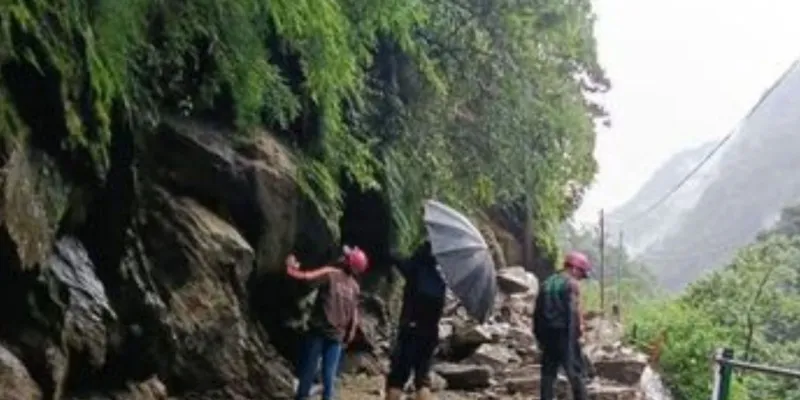 केदारनाथ पैदल मार्ग पर मलबा आने से यात्रा बाधित, मार्ग खोलने का काम युद्धस्तर पर जारी
