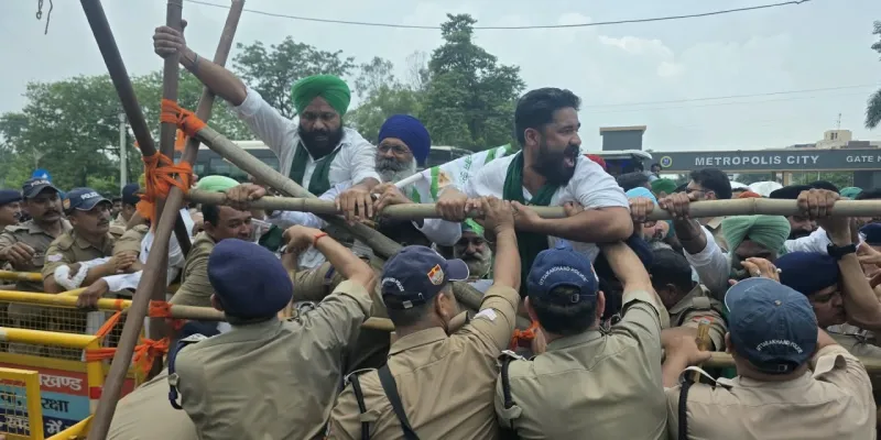 रुद्रपुर में किसानों का हल्लाबोल! कलेक्ट्रेट घेरने पहुंचे किसनों  की पुलिस से धक्का-मुक्की, बैरिकेडिंग तोड़ी, हाईवे जाम