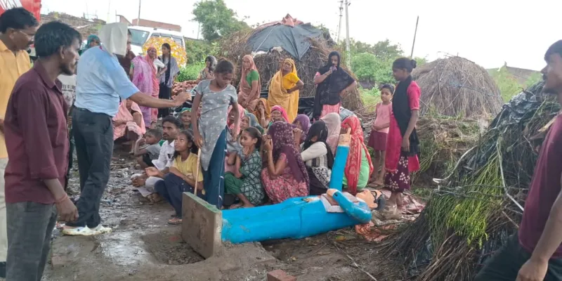 Badaun News : बदायूं में आंबेडकर प्रतिमा को लेकर बवाल, दिनभर तनातनी के बाद पथराव 