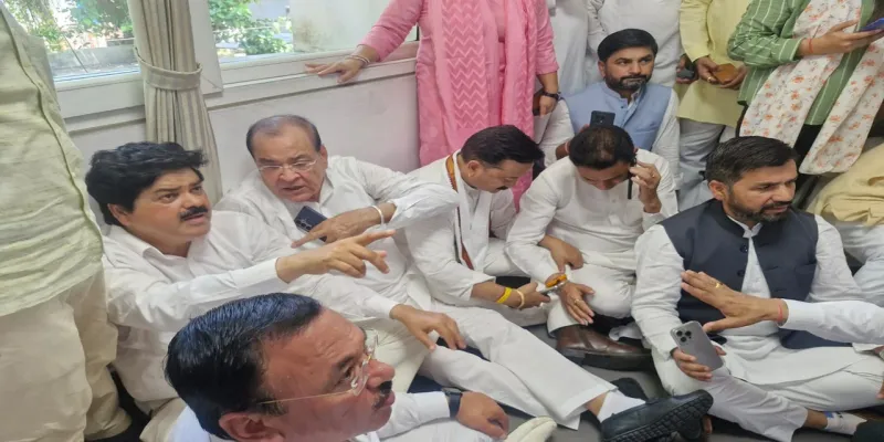 Haldwani News : पुलिस ने बसें रोकीं तो एसएसपी पर भड़के कांग्रेसी, पुलिस बहुद्देश्यीय भवन में पहुंचकर कर किया प्रदर्शन