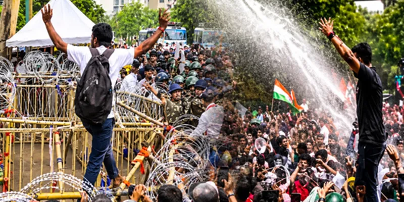 Jharkhand Protest : JPSC-JSSC परीक्षा विवाद पर छात्रों का हल्लाबोल, 8वीं बैरिकेडिंग तोड़ी; वाटर कैनन के बीच विधानसभा की ओर बढ़ा मार्च