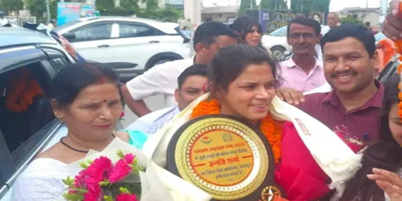 CWG में ब्रॉन्ज़ जीतकर लौटीं उन्नति शर्मा का भव्य स्वागत, बोलीं- अगला लक्ष्य एशियन गेम्स और ओलंपिक में गोल्ड