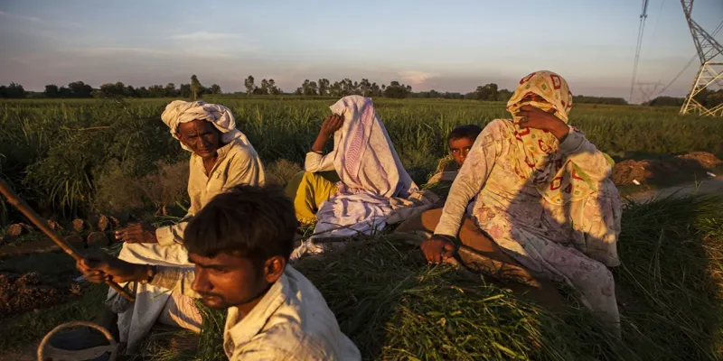 आर्थिक संरचना में सबसे नीचे खड़ा है मजदूर-किसान