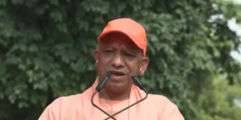 UP News: सीएम योगी ने लखनऊ से शुरू की तिरंगा यात्रा, बोले- ‘ऊर्जा का प्रतीक है हमारा युवा’
