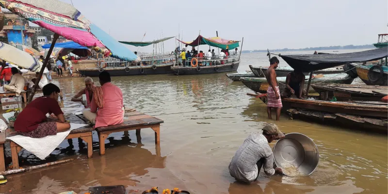 Varanasi News :  दशाश्वमेध घाट की सीढ़ियों तक पहुंचा पानी, गंगा का जलस्तर बढ़ने से 5वीं बार बदला आरती का स्थान 