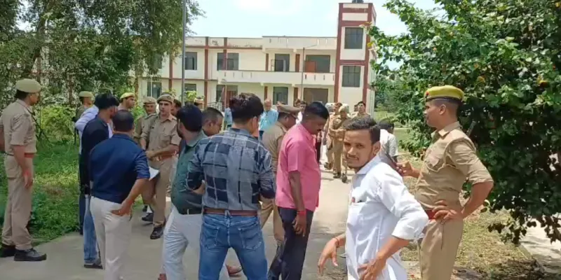 नवोदय विद्यालय में असुविधाओं पर फूटा छात्रों का गुस्सा, कमरों में खुद को किया बंद; डीएम पहुंचे तो सामने रखी समस्याएं