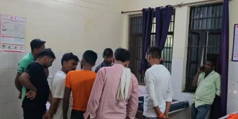 श्रावस्ती में बड़ा हादसा,  सड़क किनारे ट्रक में टकराई बाइक, युवक ने अस्पताल में तोडा दम 