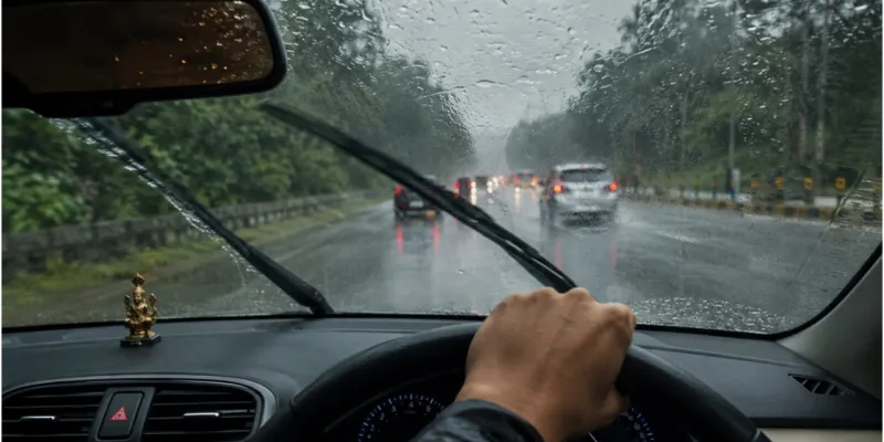 मानसून में कार चला रहे हैं?ये 8 गलतियां पड़ सकती हैं भारी, बारिश में निकलने से पहले जरूर चेक करें ये चीजें