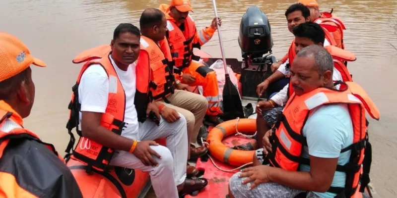 यूपी में राहत-बचाव कार्य में जुटा NDRF, रामबाग से ट्रेनों के संचालन पर ब्रेक; भदोही में 22 बाढ़ चौकियां सक्रिय