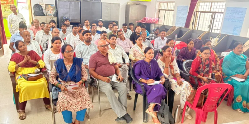 एडी बेसिक अचानक पहुंचे स्कूल, खुली शिक्षा व्यवस्था की पड़ताल; एफएलएन प्रशिक्षण का भी लिया जायजा