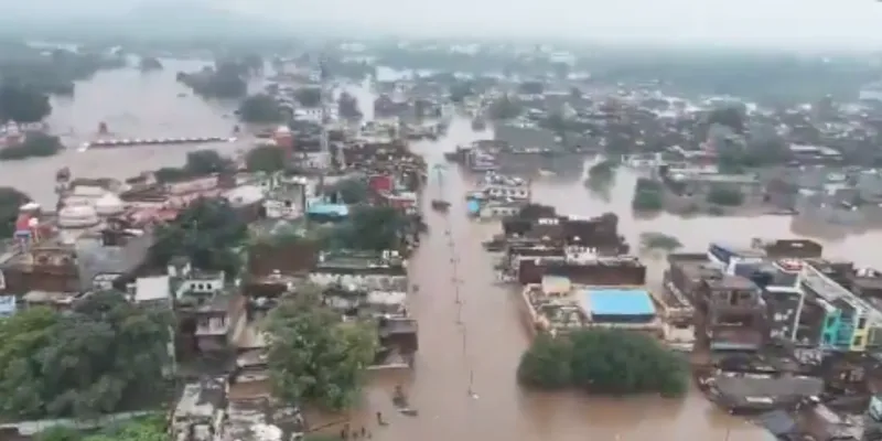 यूपी में बाढ़ का कहर: रास्ते बंद, 15 हजार लोग फंसे, 800 दुकानें डूबीं; घर से निकलने से पहले जानें हाल