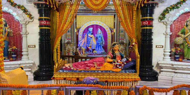 Krishna Janmashtami 2026 : आधी रात गूंजा ‘नंद के आनंद भयो’, जन्मे कान्हा; कृष्ण भक्ति में डूबा पूरा देश