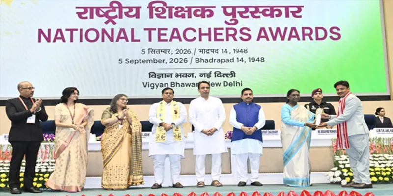  Teacher's Day 2026 : राष्ट्रपति मुर्मू ने 48 शिक्षकों को किया सम्मानित, बोलीं- निष्ठावान शिक्षक होते हैं राष्ट्र निर्माता