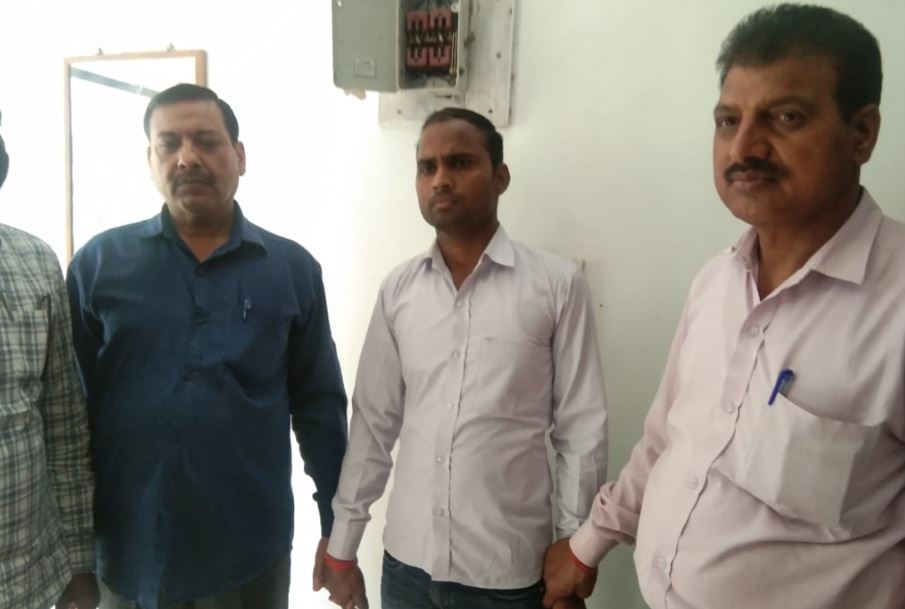 हरदोई: पीएम आवास के लिए ग्राम विकास अधिकारी ले रहा था रिश्वत, एंटी करप्शन टीम ने रंगे हाथों पकड़ा