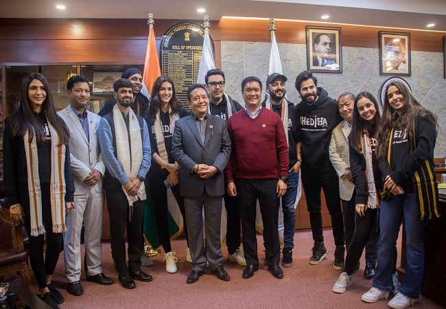 फिल्म भेड़िया की शूटिंग के लिए अरुणाचल प्रदेश पहुंचे वरुण धवन-कृति सैनन, टीम के साथ सीएम से की मुलाकात