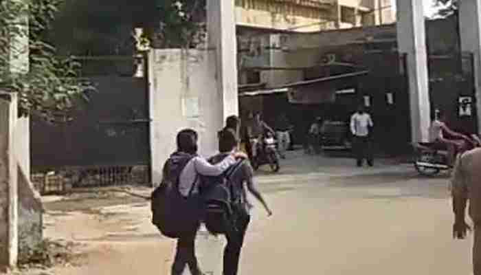 फर्रुखाबाद: कचहरी गेट पर डटे रहे अधिवक्ता, पुलिस नहीं कर सकी प्रवेश