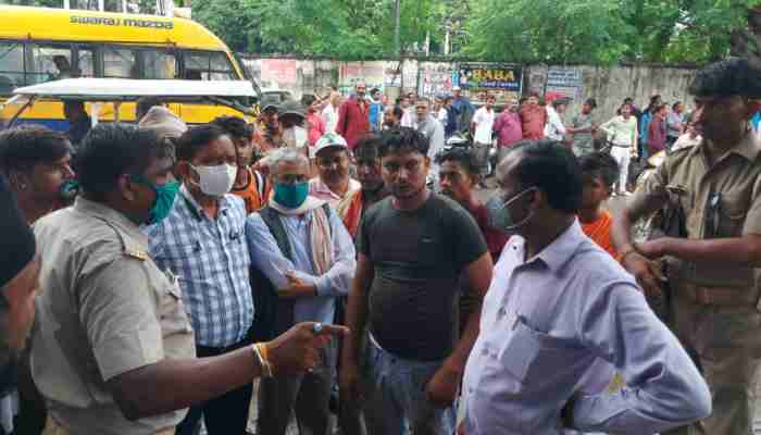 कानपुर: अवैध अतिक्रमण पर चला बुलडोजर, स्थानीय लोगों ने किया विरोध