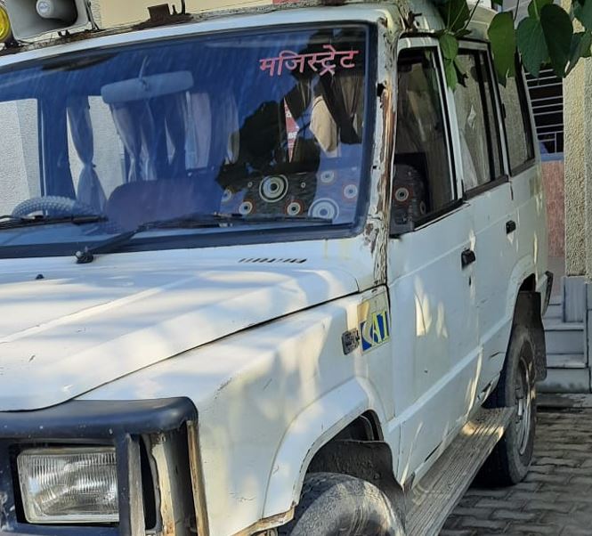 रामपुर: खनन के ओवरलोड वाहन रोकने पर खनन माफिया का राजस्व टीम पर हमला, वाहन तोड़ा