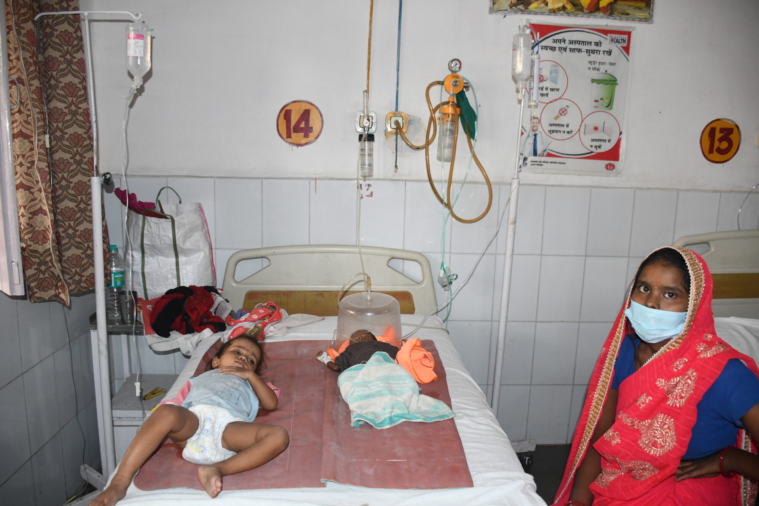 बरेली: बुखार का प्रकोप, एक बेड पर दो बच्चे भर्ती