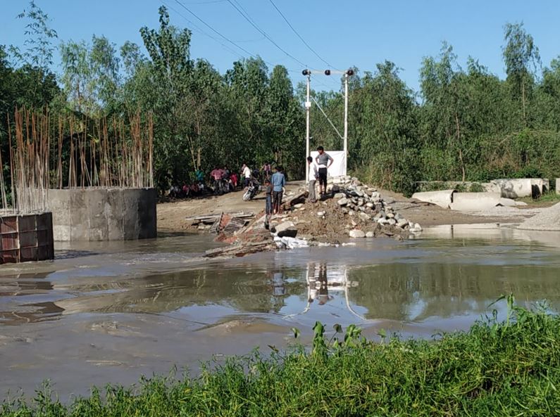 बरेली: शंखा नदी का अस्थाई पुल बहा, 15 गांवों का संपर्क कटा