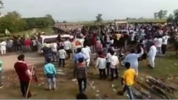 लखीमपुर हिंसा: किसानों को यूं रौंदते हुए निकल गई गाड़ी, वायरल हो रहा दर्दनाक वीडियो