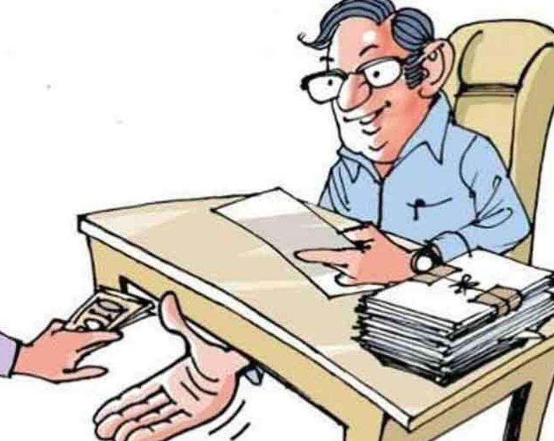 पीलीभीत: वित्त एवं लेखाधिकारी दफ्तर के बाबू का रिश्वत लेते वीडियो वायरल - Amrit Vichar