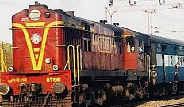 रामपुर-काठगोदाम के बीच रेलवे ट्रैक से खिसकी मिट्टी, करीब 6 ट्रेन रद्द