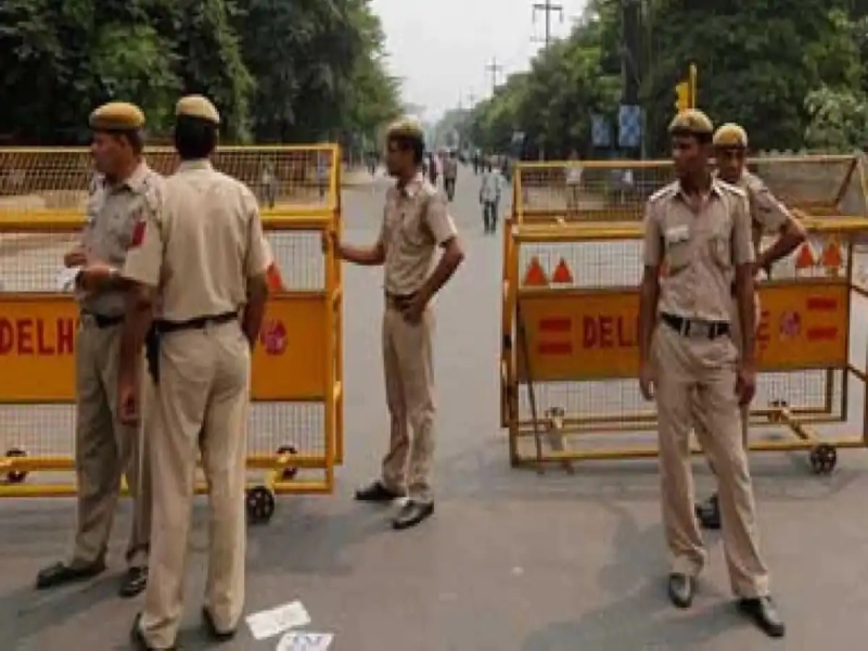 दिल्ली में आतंकवादी हमले की आशंका, पुलिस ने जारी किया हाई अलर्ट