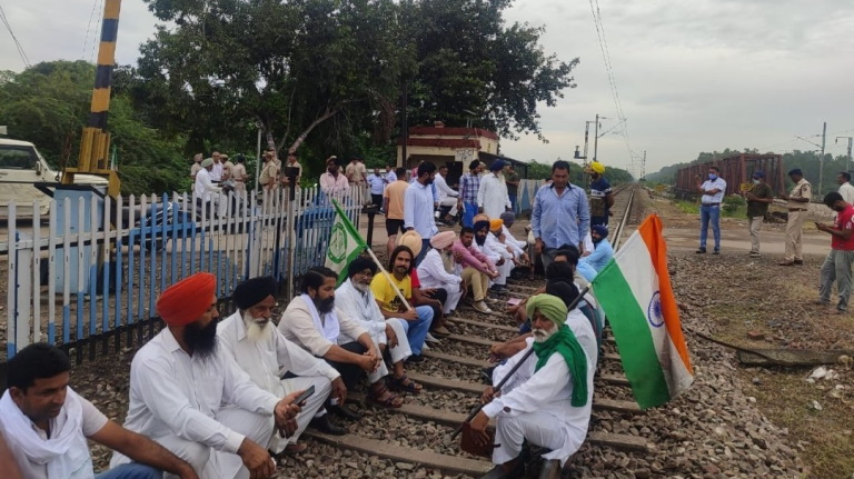 लखीमपुर हिंसा: पंजाब में शुरू हुआ किसानों का ‘रेल रोको’ आंदोलन