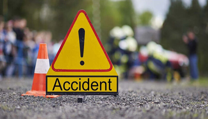 दुर्घटना: गुजरात में दो वाहनों के बीच टक्कर, पांच लोगों की मौत, तीन घायल