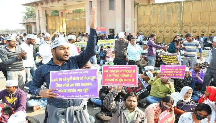 शिक्षक भर्ती अभ्यर्थियों ने विधानभवन के सामने भरी हुंकार, किया प्रदर्शन