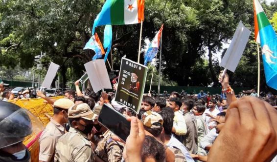 भोपाल: CM निवास पर धरना दे जा रहे NSUI के कार्यकर्ताओं पर लाठीचार्ज, बेरोजगारी के खिलाफ था प्रदर्शन