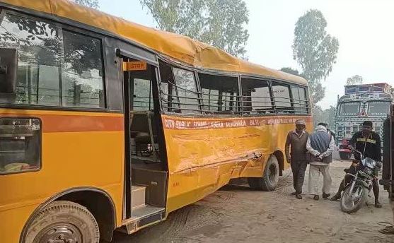 बरेली: स्कूल बस में टूरिस्ट बस ने मारी टक्कर, आठ बच्चे घायल, एक बच्ची की हालत गंभीर