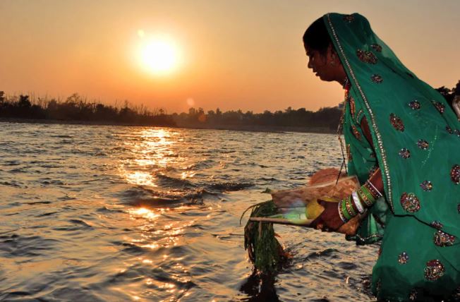 छठ: आज अस्तागामी सूर्य को देंगे अर्घ्य, जानें पूजा-विधि, मंत्र और मुहूर्त