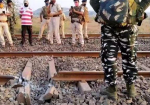 माओवादियों का आज झारखंड बंद: रेलवे पटरियों पर किया बम विस्फोट, डीजल इंजन पटरी से उतरा