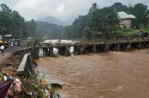 केरल में भारी बारिश, विभिन्न बांधों में जलस्तर बढ़ने से सड़कें जलमग्न, ऑरेंज अलर्ट जारी