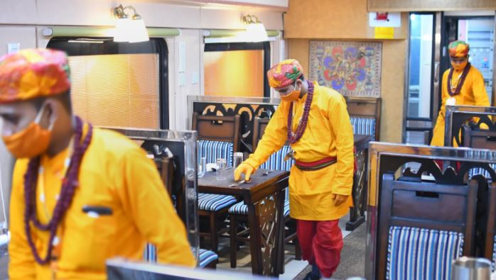 उज्जैन के साधु-संतों ने दी धमकी- रामायण एक्सप्रेस में सवार वेटरों की नहीं बदली ड्रेस तो 12 दिसंबर को रोकेंगे ट्रेन